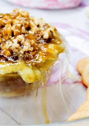 Una foto de Brie con miel de higos y nueces caramelizadas