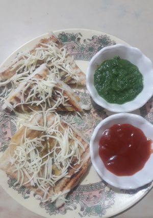 ચીઝ પનીર ભુરજી ગ્રીલ સેન્ડવિચ (Cheese Paneer Bhurji Grill Sandwich Recipe In Gujarati) રેસીપી મુખ્ય ફોટો
