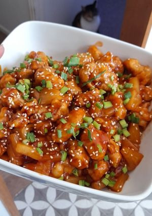 Una foto de Cerdo frito con piña y salsa agridulce
