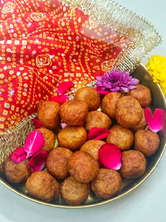 गेहूँ के आटे के फूले फूले गुलगुले (Gulgule recipe in Hindi) रेसिपी मुख्य फोटो