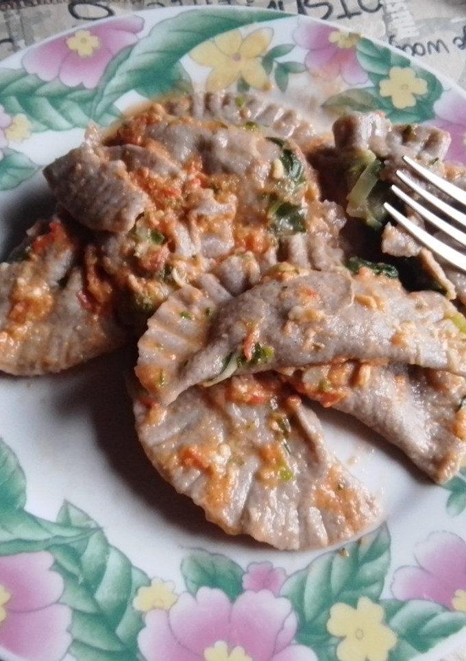Una foto de Varenikes de integrales de acelga con Pesto de tomates