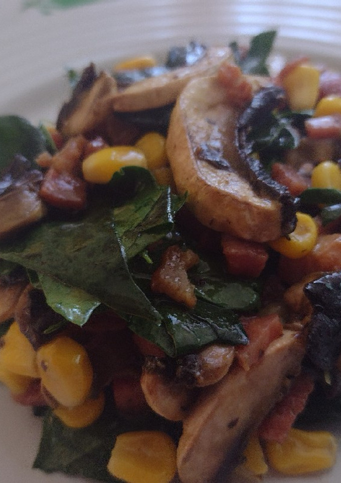 Una foto de Ensalada de espinacas con tocino al estilo mixto