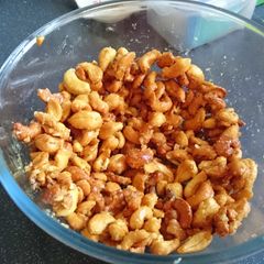 A picture of Honey roasted cashews.