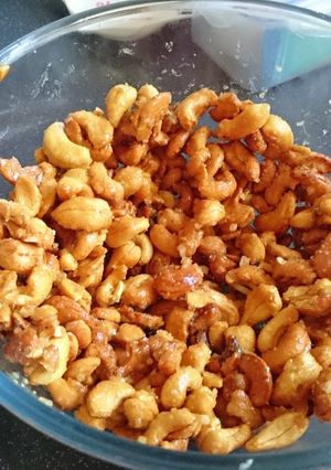 A picture of Honey roasted cashews.