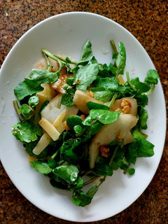 Foto de Salada de agrião, queijo parmesão, pera e nozes