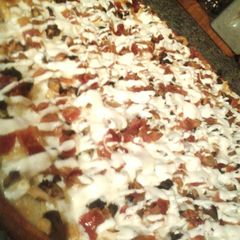 A picture of Roasted chicken, sauteed mushrooms, fresh mozzarella and bacon ranch pizza.