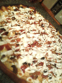 A picture of Roasted chicken, sauteed mushrooms, fresh mozzarella and bacon ranch pizza.