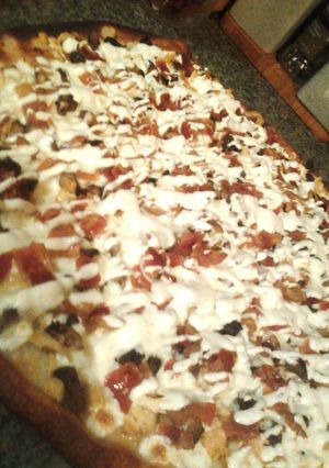 A picture of Roasted chicken, sauteed mushrooms, fresh mozzarella and bacon ranch pizza.