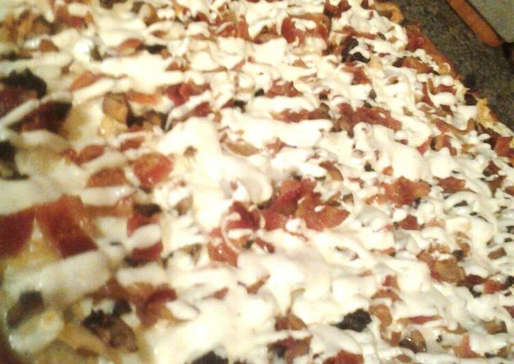 Roasted chicken, sauteed mushrooms, fresh mozzarella and bacon ranch pizza Roasted chicken, sauteed mushrooms, fresh mozzarella and bacon ranch pizza
