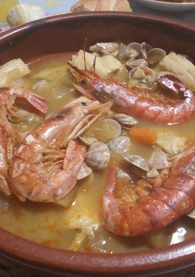 Una foto de Cazuela de merluza con gambón rojo y chirlas