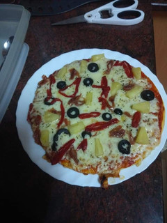 Una foto de Pizza de pimiento de piquillo, piña y jamón serrano
