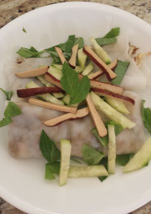 A picture of Stuff rice rolls.