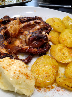 Una foto de Pulpo a la brasa con patatas