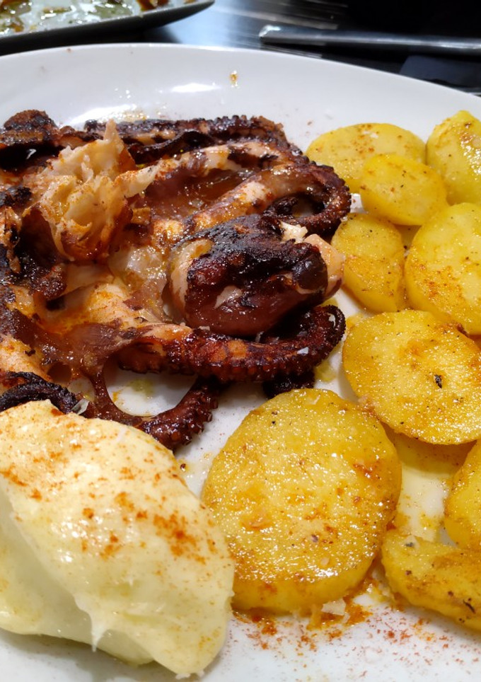 Una foto de Pulpo a la brasa con patatas