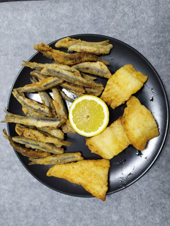 Una foto de Fritura de boquerones y bacalao fresco