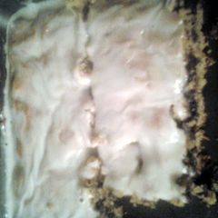A picture of chocalate chip cookie cake with powdered sufar icing.