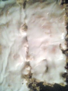 A picture of chocalate chip cookie cake with powdered sufar icing.