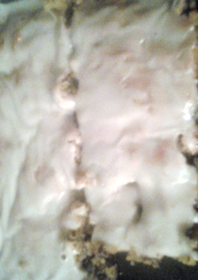 A picture of chocalate chip cookie cake with powdered sufar icing.