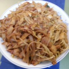 A picture of Beef fried rice noodle.