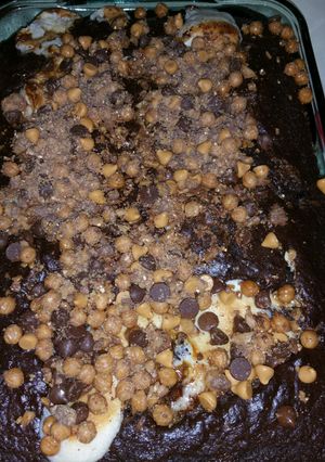 A picture of Earthquake cake.