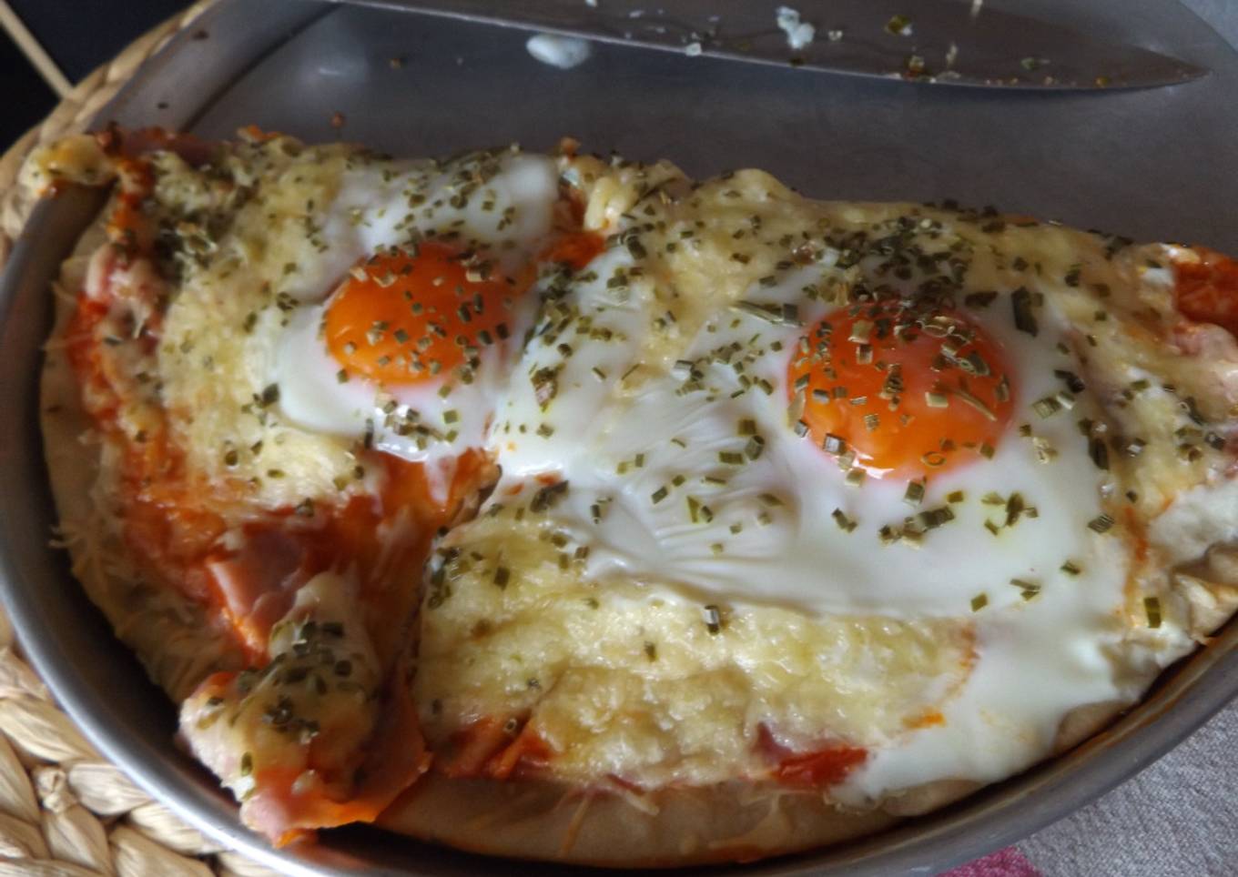 Pizza casera de jamón y queso con huevos