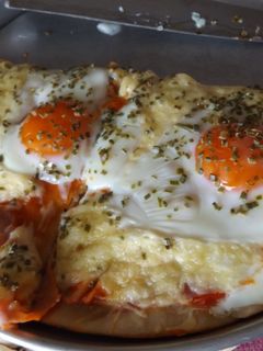 Una foto de Pizza casera de jamón y queso con huevos
