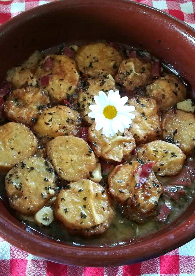 Una foto de Continuación de patatas a la importancia con jamón