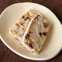 A picture of Ice Cream Cake with Rum Raisins.