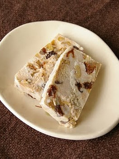 A picture of Ice Cream Cake with Rum Raisins.