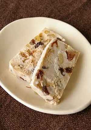 A picture of Ice Cream Cake with Rum Raisins.