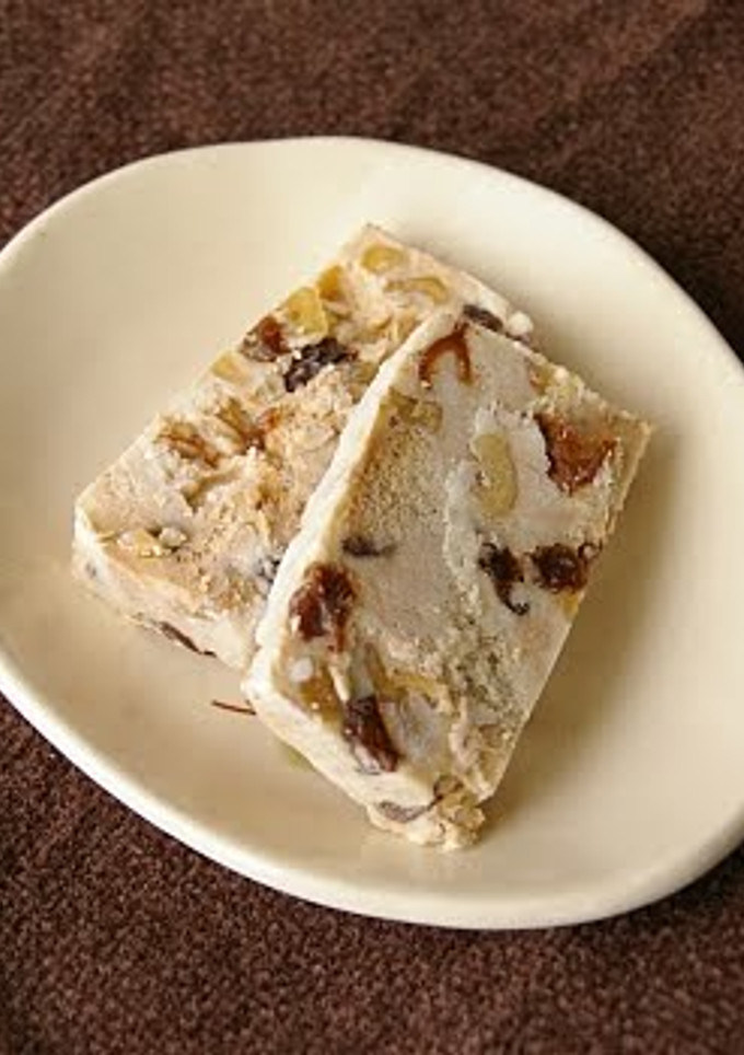 A picture of Ice Cream Cake with Rum Raisins.