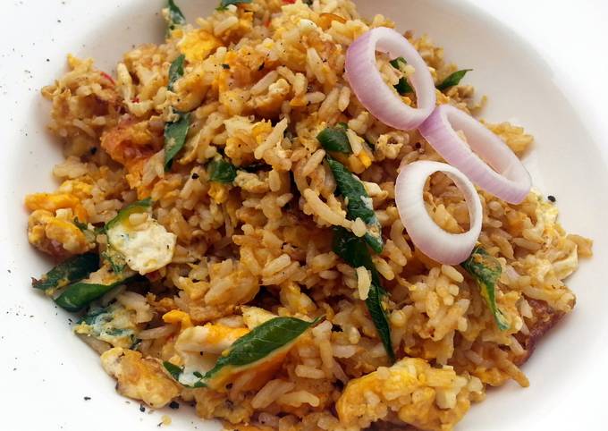 Fried Rice With Eggs And Curry Leaves