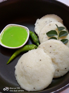 રવા ઈડલી (Rava Idli Recipe In Gujarati) રેસીપી મુખ્ય ફોટો