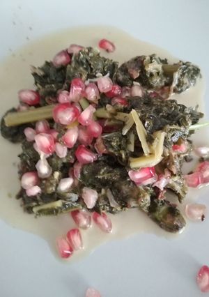 Una foto de Kale con granada y pistachos