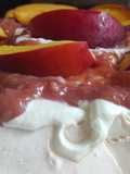 Πάβλοβα με σάλτσα raspberry και νεκταρίνι