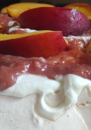 Φωτογραφία της συνταγής Πάβλοβα με σάλτσα raspberry και νεκταρίνι