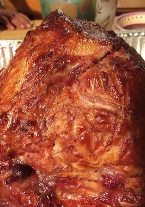 Una foto de Jamón glaseado con salsa de arándanos