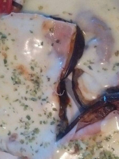 Una foto de Berenjenas grille con ensalada de tomates cherry y albahaca