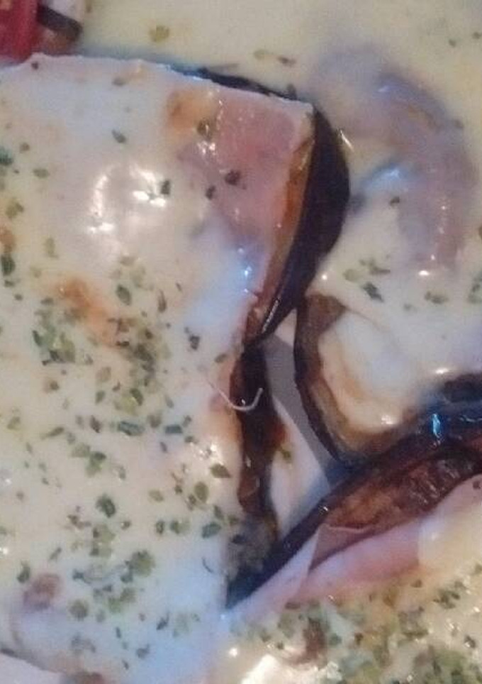 Una foto de Berenjenas grille con ensalada de tomates cherry y albahaca