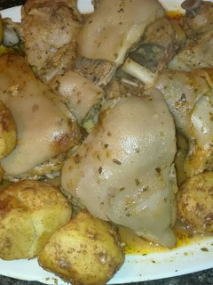 Una foto de Cochinillo en la bolsa en la olla GM g a las hierbas provenzales