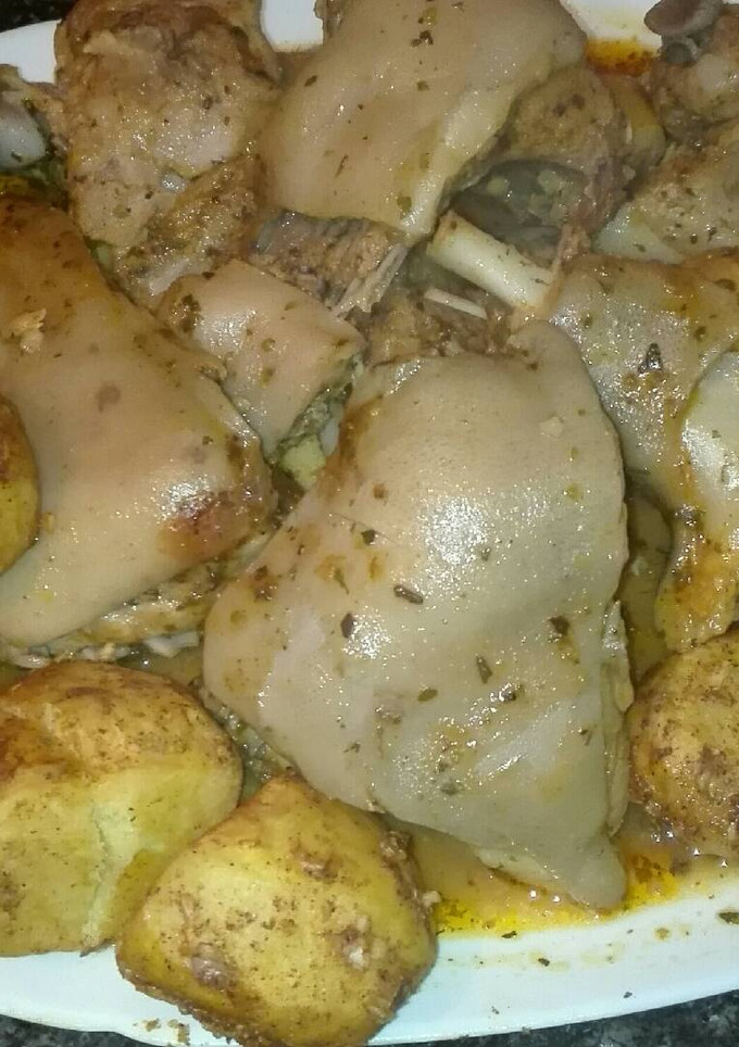Una foto de Cochinillo en la bolsa en la olla GM g a las hierbas provenzales