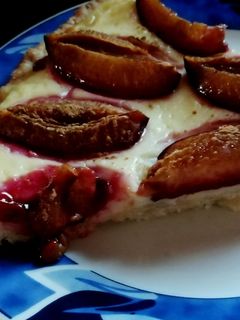Szilvás pite vaniliás krémmel recept fotója
