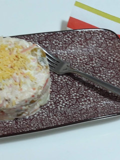 Una foto de Ensaladilla de pollo con encurtidos