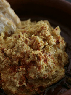Una foto de Hummus de garbanzos tradicional (muy fácil) 🌈