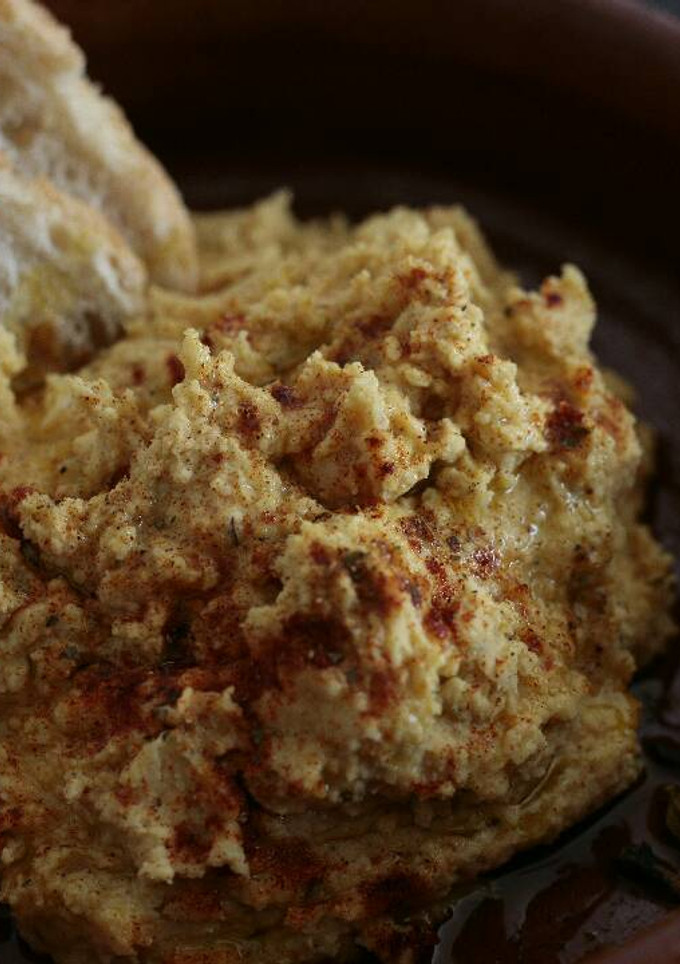 Una foto de Hummus de garbanzos tradicional (muy fácil) 🌈