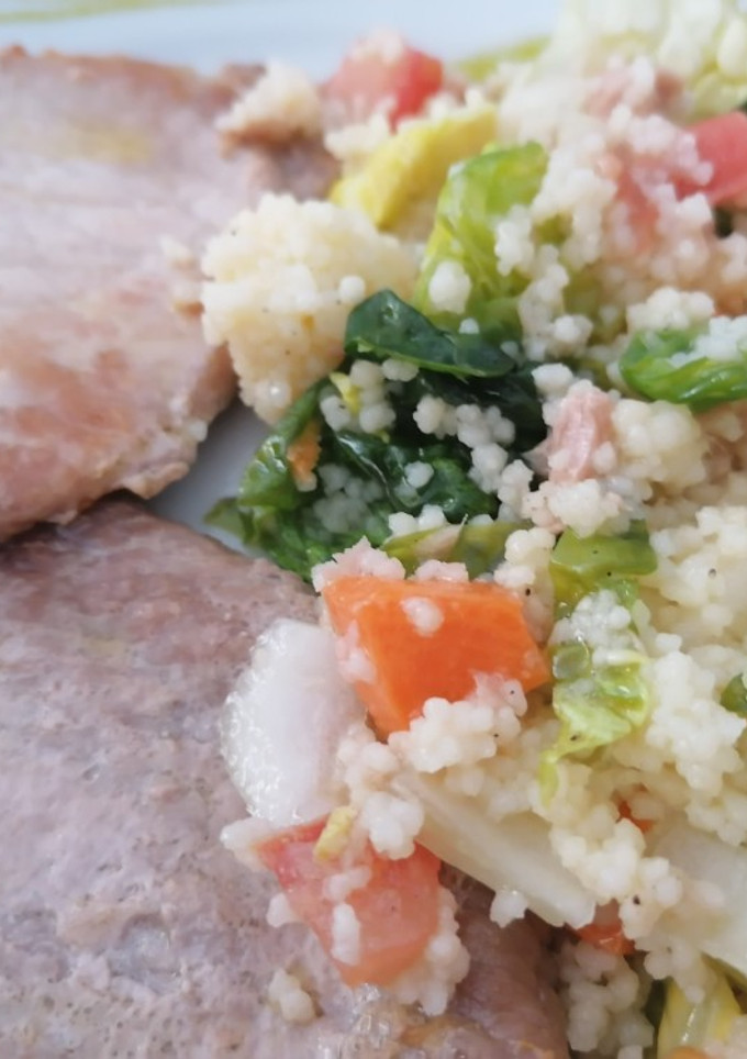 Una foto de Ensalada de couscous y filete de cerdo a la plancha