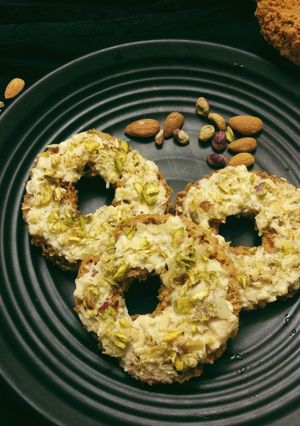 रबड़ी घेवर (Rabdi ghevar recipe in Hindi) रेसिपी मुख्य फोटो