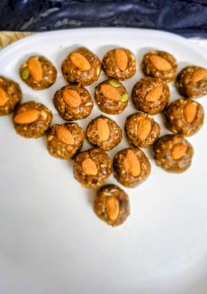 डेट्स खोया पेड़ा विद मिक्स्ड सीड्स रेसिपी मुख्य फोटो