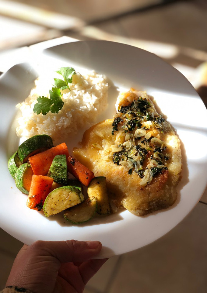 Una foto de Filete de pescado al mojo de ajo 🐟