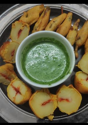 A picture of Garlic Potato and Chilli Fritters 🥔🌶️.